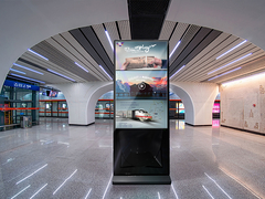 На полу стоящая цифровая вывеска Белый 4K Внутренний вертикальный тотемный LCD рекламный проигрыватель